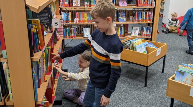 Büchereibesuch der Grundschule Weiher